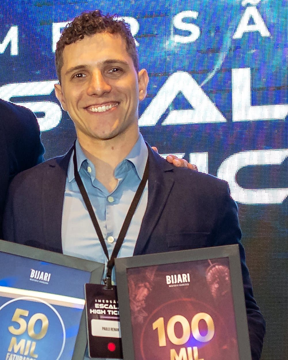 Paulo Renan sorrindo em evento de marketing