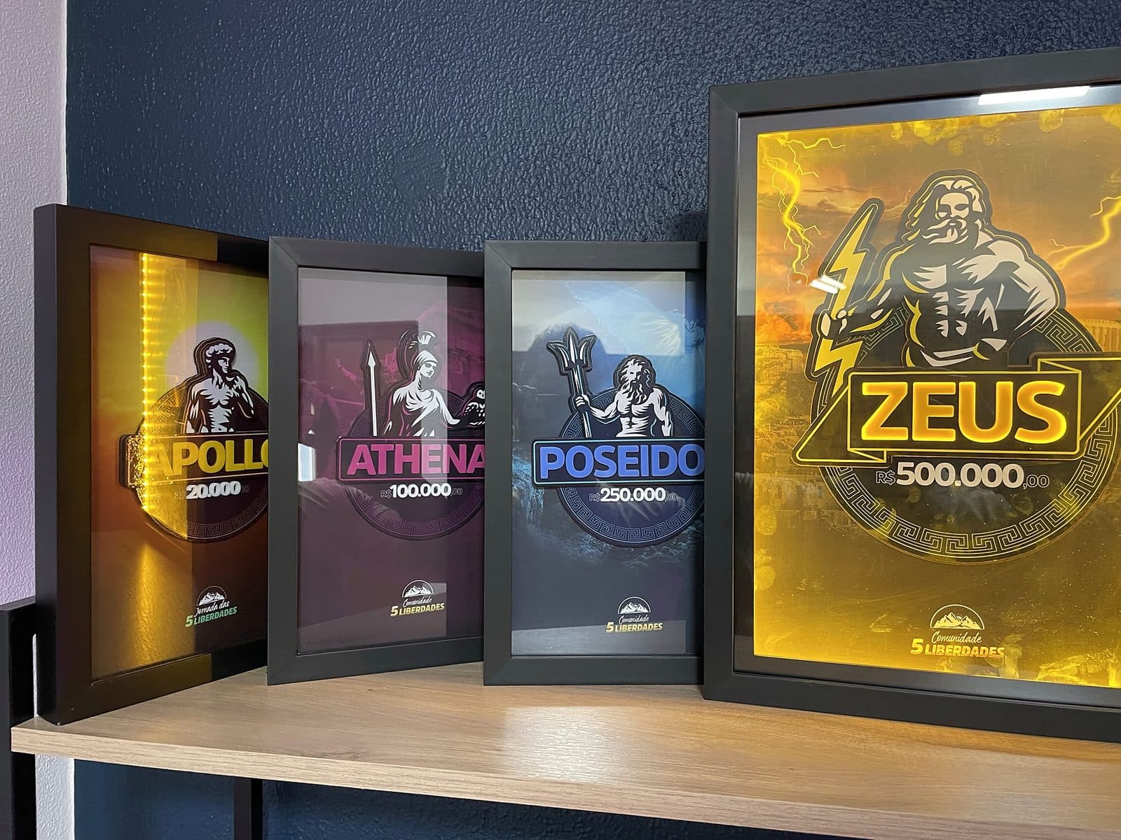 Placas de premiações de marketing digital em uma estante