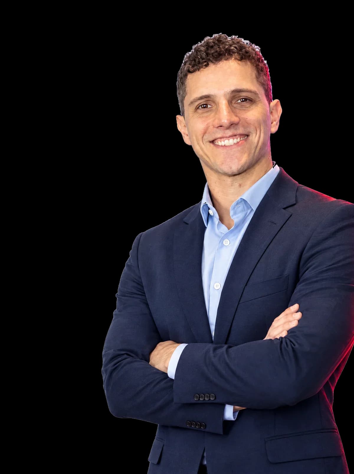 Paulo Renan, advogado e autor do curso, de terno azul-marinho e braços cruzados