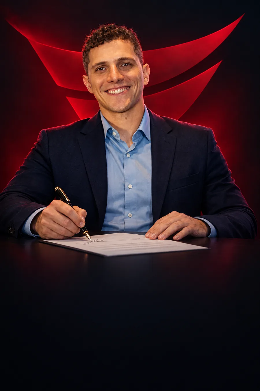 Paulo Renan assinando um contrato com caneta-tinteiro